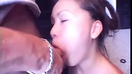 Cewek hot rambut cokelat dengan mata sipit ini lagi asik ngentot kontol pacarnya di kamar mandi