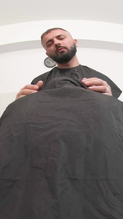 Iconic moment from "Barbershop Suzzi Eis"