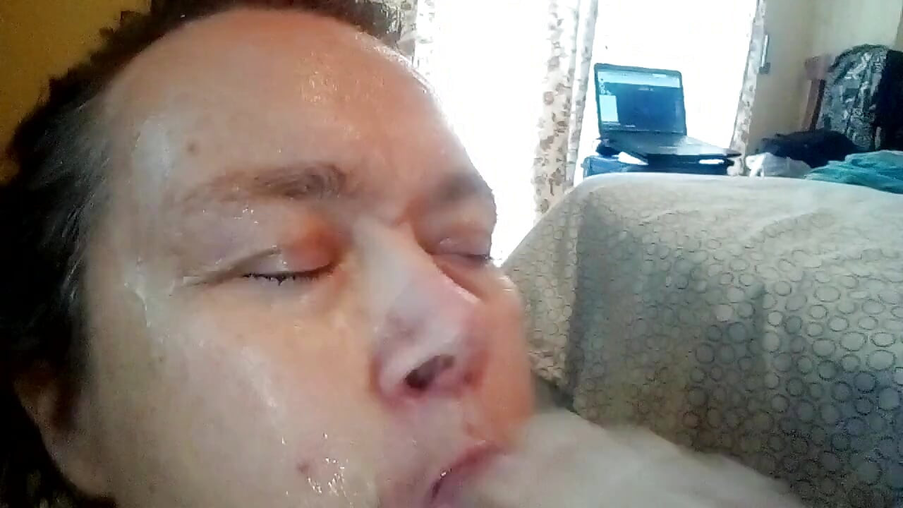 Cumshot on Jens face and in her mouth