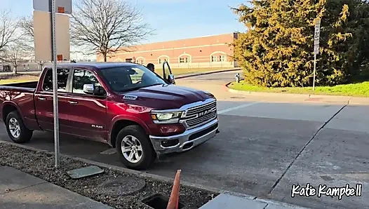 Evli kadın kocasını küçük bir oğlan için onu doğurmaya ikna ediyor