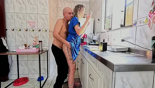 Faule stiefschwester bekam ihre muschi beim abwaschen des geschirrs benutzt.