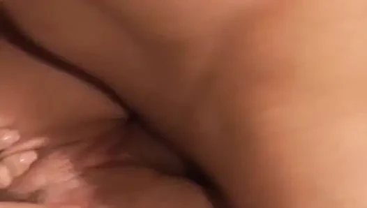 Bu çarpıcı bebeğin büyük deliklerine sokmasını izleyin