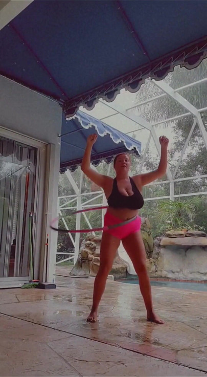 Treino de topless no dia de chuva na piscina! Você seria meu personal trainer?