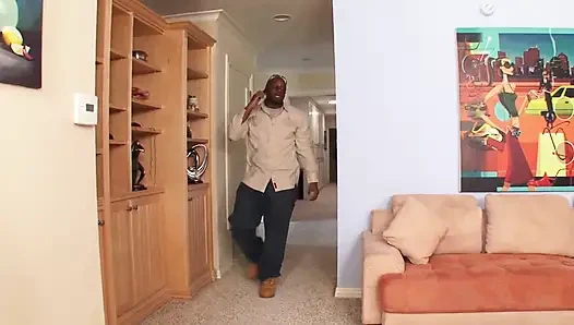 Büyük zenci yarağı olgun deliklerini genişletiyor her yere kalın döl damlıyor