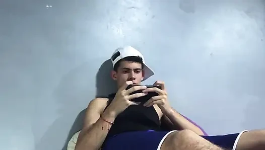 Harika ev sahibi genç adam yarağıyla oynuyor