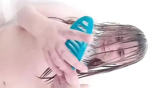 Menyikat rambut di kamar mandi