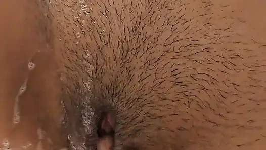 Ateşli üvey kız kardeşle banyoda mastürbasyon