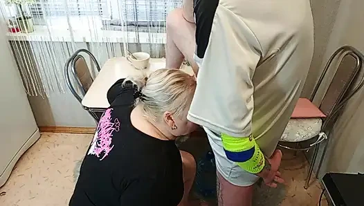 Sore hari, aku menyetubuhi tetanggaku di mulut di dapur dan muncrat