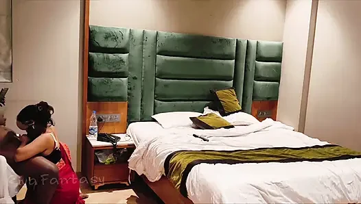 Riya dengan kain sari #37 menggoda bosnya untuk nyepong kontol besar pria kulit hitam
