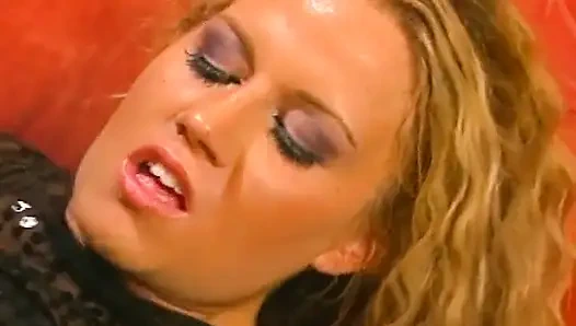 Tante seksi rambut pirang lagi asik nyepong dan fingering memeknya pakai dildo sampai muncrat banyak banget