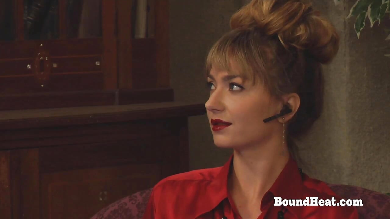 عبدة مثلية خاضعة مع طوق حول رقبتها الاستمناء باستخدام دسار