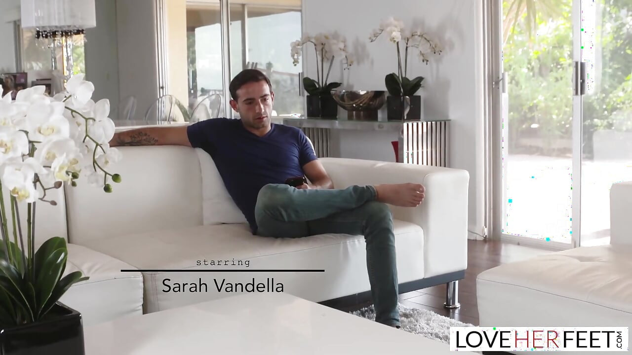 Un beau-fils surpris en train de finit en sexe torride avec la belle-mère Sarah Vandella