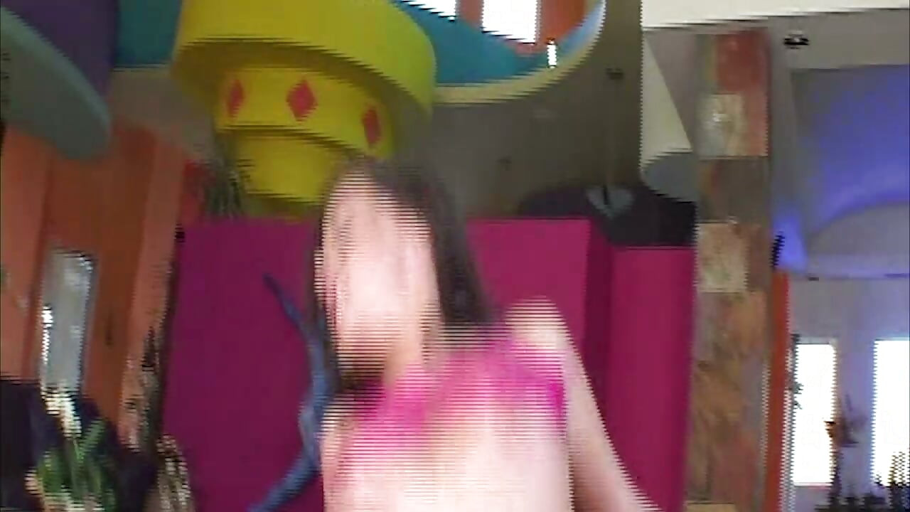 Hete brunette milf gevingerd tot een explosief orgasme tijdens het zuigen van een pik
