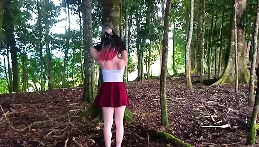 HELLHÄNDES MÄDCHEN MASTURBIERT IM WALD UND ZEIGT IHREN ARSCH