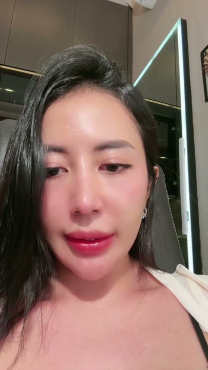 A GIRL WHO WANTS TO MAKE A VIDEO CALL | Clip 1