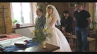 Une marraine Français excitée se fait baiser le jour du mariage