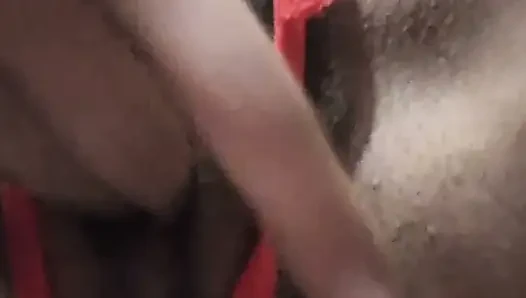Imut dengan lingerie merah menunjukkan segalanya dan menyentuh dirinya sendiri