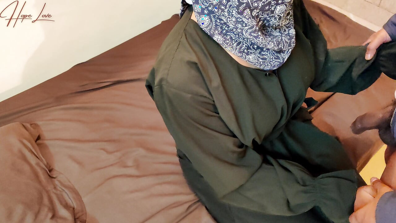 Mujer musulmana hijab con hermanastro