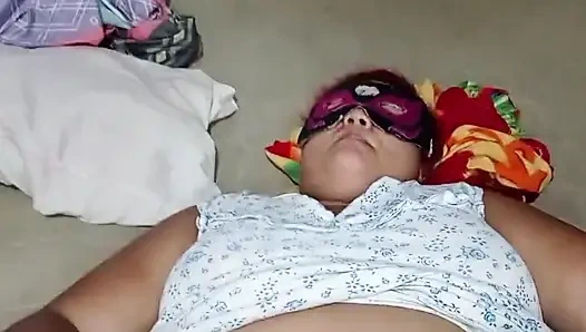 Ibu tiriku nyepong kontolku dan minta aku crot di dalam memeknya.