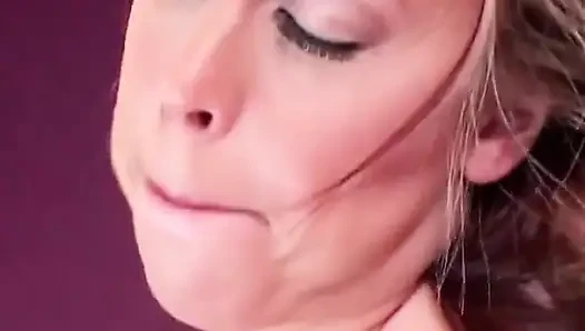Büyük memeli bebek kız arkadaşı sulu amına girerken inliyor