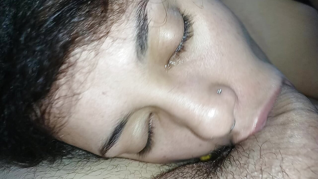 Pov - cewek dengan memek tembus pandang dan tukang nyepong kontol, nyepong kontol pria lain