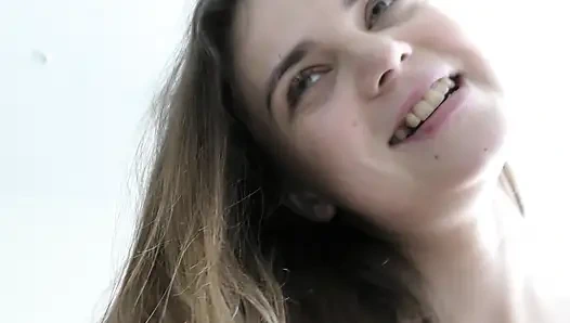 Beyaz diz liseli bir kız öğrenciyi sikiyor