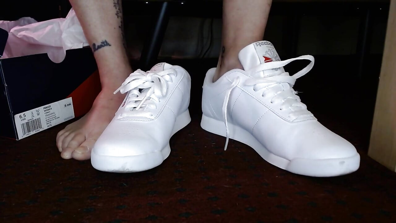 Toe Wiggling - Puteri Reebok Sneakers