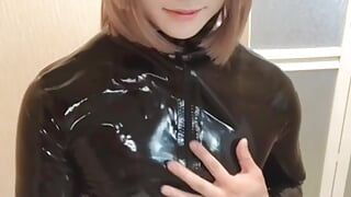 Une tapette japonaise en latex se fait sodomiser