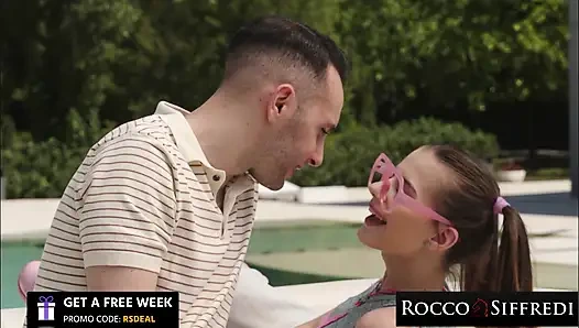 ROCCO sIFFREDI - brattige geile studentin verführt lehrerin mit riesigen schwänzen