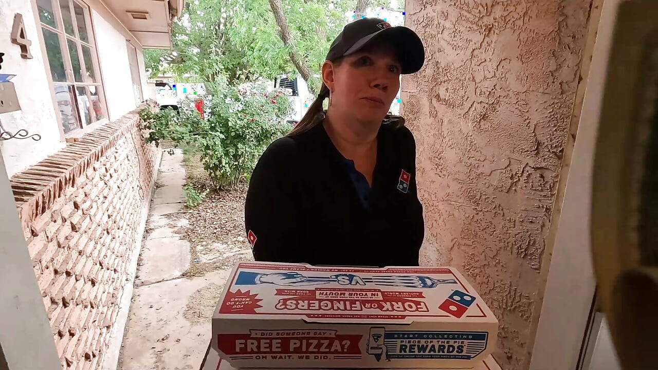I bribed the dominos delivery girl to suck my cock