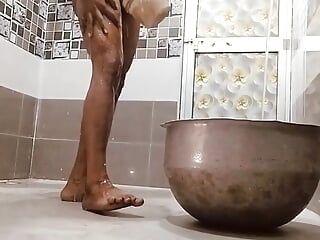 Băiat indian desi la duș la baie bucurați-vă de masturbare și futai în cur