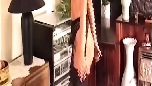 Esmer kadın kırmızı üstünü soyunuyor ve büyük oyuncağına biniyor