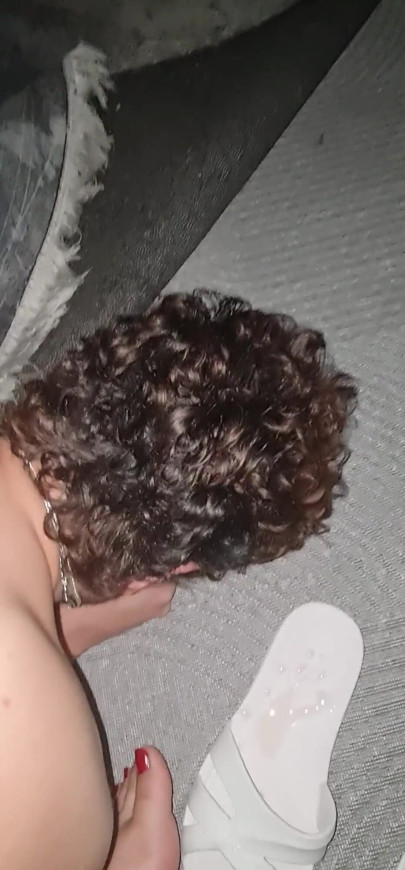 我的綠帽奴隸射在我的拖鞋上
