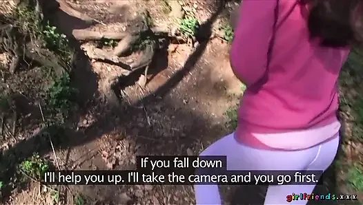 Girlfriends XXX - eine Wanderung führt zum lesbischen sex muschi fingern und muschi lecken im park