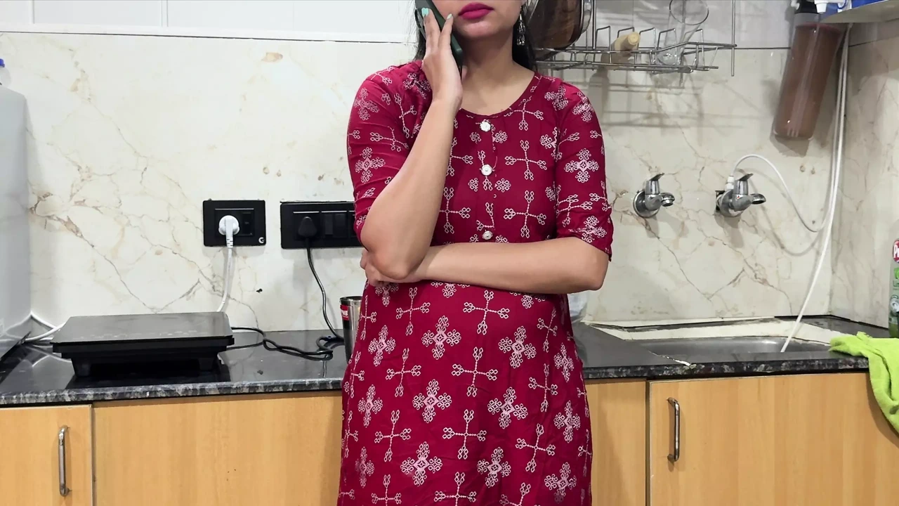 继母让她的妹妹帮助继子对色情片上瘾