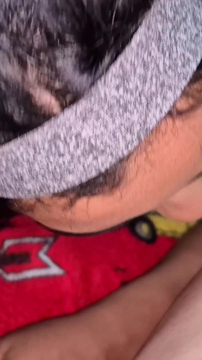 Wanita pembersihan itu sedih kerana suaminya pergi ke Amerika Syarikat. Bos anda menceriakan hari anda.