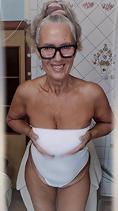 ホットな主婦ルケリヤが自宅のキッチンで白いランジェリー姿でナンパする。 | クリップ 1