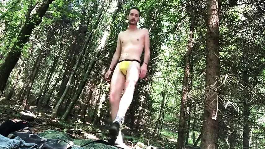 Ethan делает стриптиз, чтобы кончить в лесу