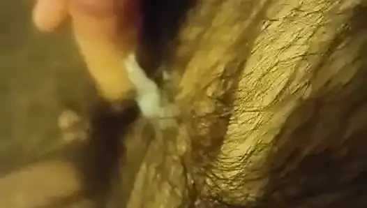 Kendimi sulu cumshot için alıyorum.