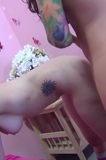 Feisty Si rambut coklat Charity Bangs akan memberikan sedikit bantuan kepada kawan barunya Luxx