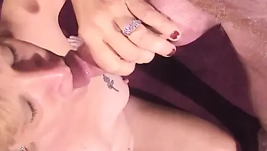 Orta yaşlı seksi kadın aynı anda iki yarağı birden kaldırabiliyor