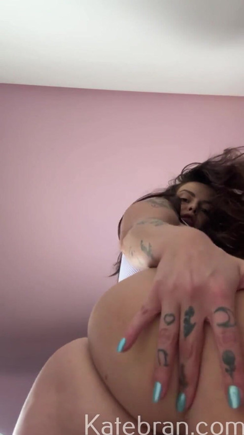 Hot brunette TWERKING with BIG ASS. She knows how to move it | Clip 2