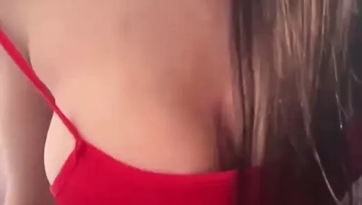 Kırmızı gecelikli genç üvey anne amını ve göğüslerini gösteriyor