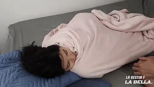 Abang tiriku crot di kakiku dan aku nyepong sperma amatirnya