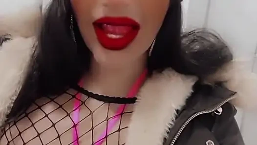 Senin daha fazlasını dilediğini görmek için bu kıçını sana sürteceğim