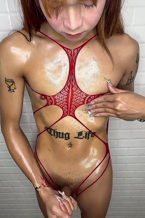 Ladyboy Kiki lager en håndfull tykk sæd