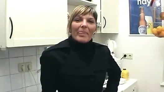 Зрелая блондинка мастурбирует дилдо мокрую киску до оргазма со сжиманием