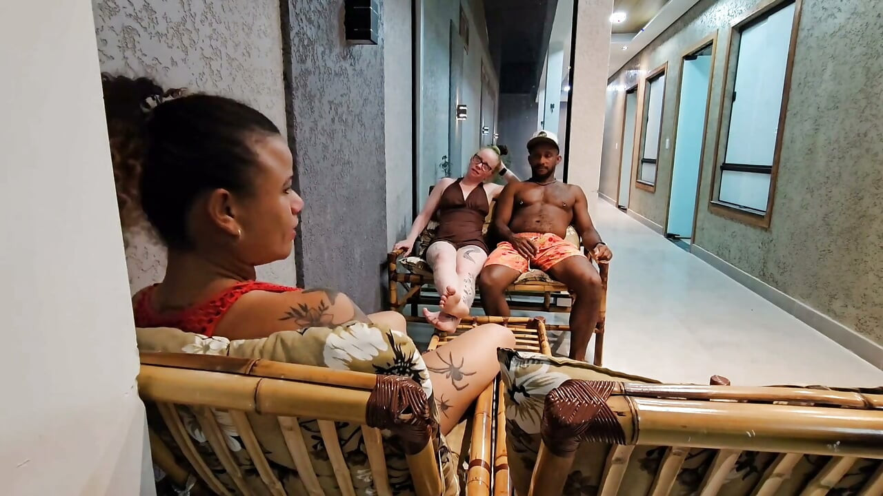Efter poolbadet slutar vänskapshistorien med sex, där väninnans förtroende sviks genom att ge det till sin man