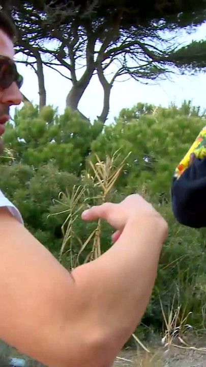 Am Strand die Geile Milf gefickt bis die Spanner und wegschickten | Clip 2