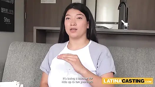 Латину-шлюшку с огромными сиськами трахнул в рот хуище и в конечном итоге течет